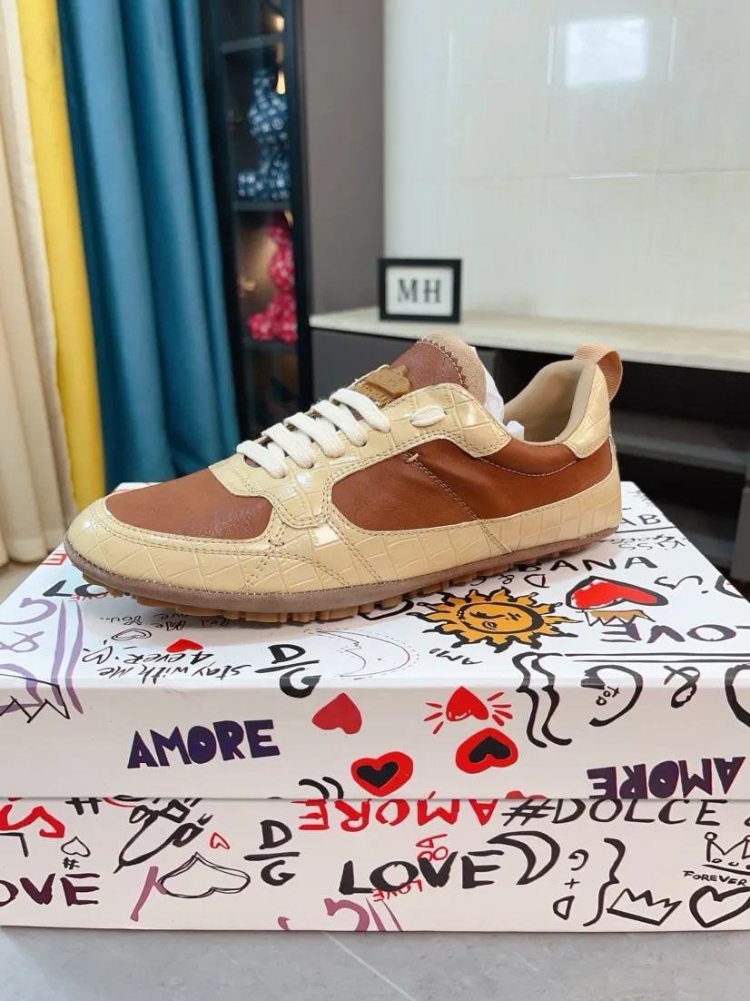 Men's shoes💰560🌹🌹"Dolce & Gabbana DG" original imported first-layer cowhide➕sheepskin lining, light on the foot, comfortable, versatile, original special outsole🔥favored by trendy men, welcome to compare quality🔥exquisite luxury, super A level! Compared with the genuine product at the counter, the version is no worse at all! Code number 38-44